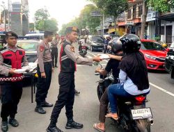 Ramadhan Berkah Polres Tulungagung Berbagi Takjil Jelang Buka Puasa