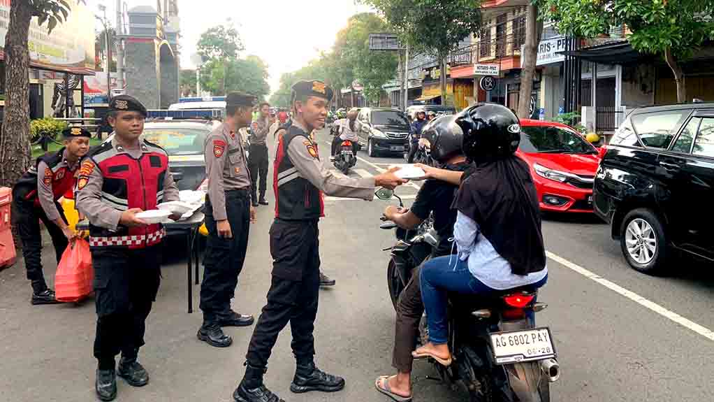 Ramadhan Berkah Polres Tulungagung Berbagi Takjil Jelang Buka Puasa