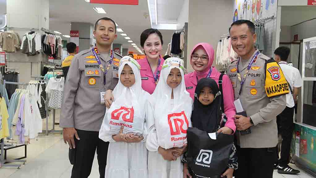 Senyum Ramadhan Penuh Berkah, Polres Kediri Kota Ajak Anak Yatim Belanja Baju Lebaran 2