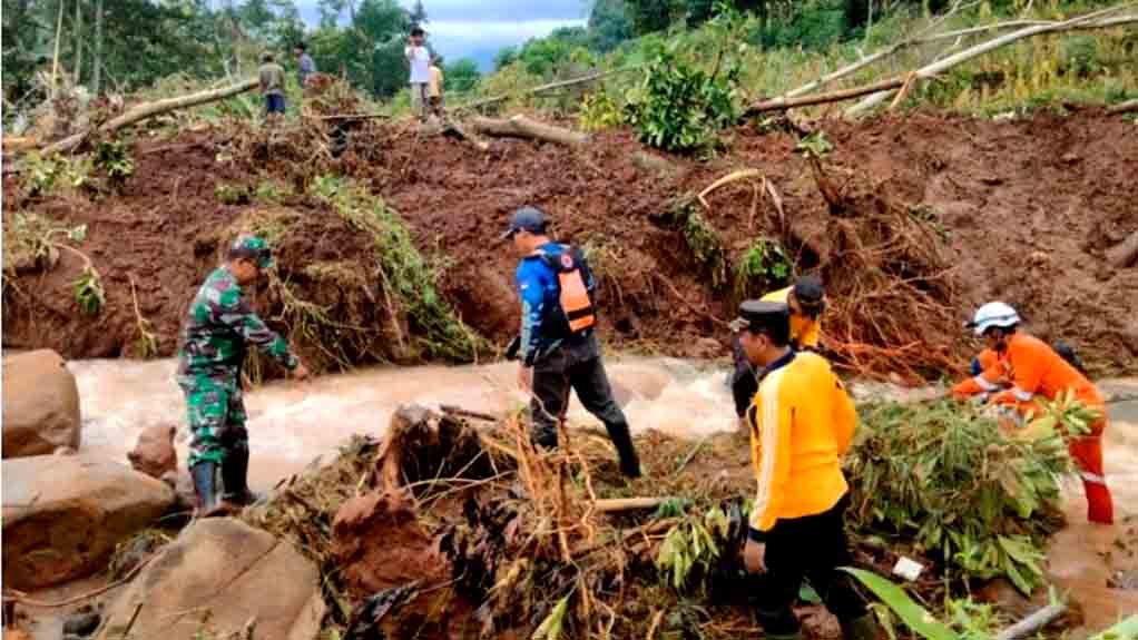 Sungai Kali Maling Kembali Mengalir Berkat Sinergitas Tiga Pilar Bersihkan Material Longsor Di Jombang.
