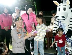 Tiba di Pulau Bawean, Kapolres Gresik langsung Hibur Anak-Anak Korban Gempa