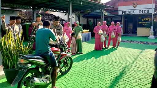 Tradisi Ramadhan Di Ngawi, Polsek Pitu Bagikan Ratusan Nasi Kotak 2