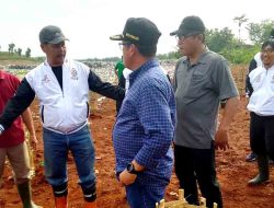 Upaya Meminimalisir Polusi Dan Bau, Bupati Pemalang Tanam 200 Bibit Pohon Mangga Di TPA Pesalakan