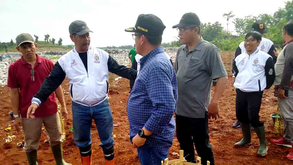 Upaya Meminimalisir Polusi Dan Bau, Bupati Pemalang Tanam 200 Bibit Pohon Mangga Di Tpa Pesalakan