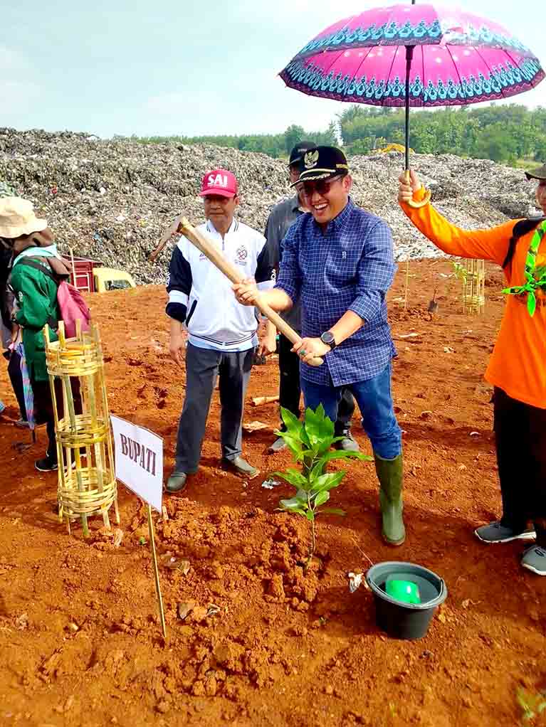 Upaya Meminimalisir Polusi Dan Bau, Bupati Pemalang Tanam 200 Bibit Pohon Mangga Di Tpa Pesalakan 3
