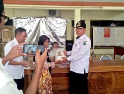 Baznas Kabupaten Sidoarjo Bersama Pemdes Kebaron Bagikan Beras