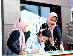 Berpakaian Adat Petugas Satpas SIM Polres Kediri Kota Layani Masyarakat di Hari Kartini