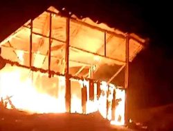 Dua Rumah Ludes Dilalap Api dan Seorang Warga Meninggal Dalam Peristiwa Kebakaran di Kampung Enam