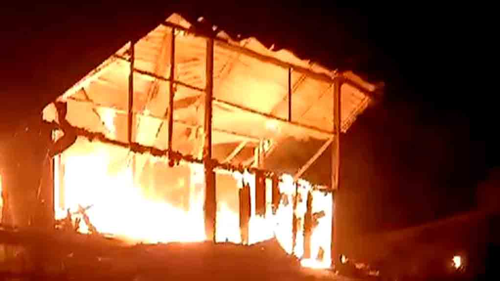 Dua Rumah Ludes Dilalap Api Dan Seorang Warga Meninggal Dalam Peristiwa Kebakaran Di Kampung Enam