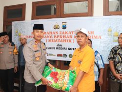 Polres Kediri Kota Salurkan Zakat Pada Warga Yang Berhak Menerima