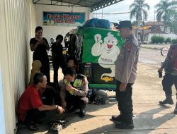 Salut Polisi Bantu Dorong Bajaj Pemudik Asal Jakarta Tujuan Banyuwangi yang Mogok di Mojokerto