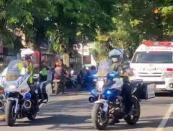 Tim Reaksi Cepat Polres Malang Evakuasi Warga Sesak Nafas Saat Mudik Lebaran