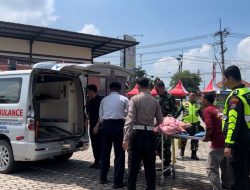 Gercep Polisi Beri Pertolongan Pemudik di Kota Mojokerto yang Pingsan di Bus