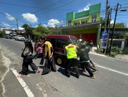 Layanan Prima Operasi Ketupat Semeru 2024, Polisi Rela Dorong Mobil Wisatawan di Kota Batu yang Mogok