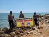 Cegah Laka Laut Polisi Pasang Banner Himbauan di Pantai Pamekasan