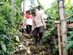 Polres Tulungagung Beri Bantuan Warga Desa Kedoyo yang Mengalami Musibah Akibat Hujan Deras