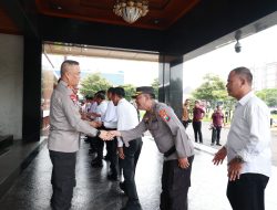 Hari Kesadaran Nasional, Kapolda Jatim Kembali Beri Penghargaan Anggota Berprestasi
