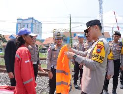 Atensi Perlintasan Kereta Api Tanpa Palang, Polres Lamongan Bantu Peralatan Untuk Relawan
