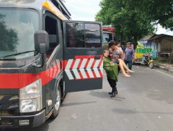 Tanggap dan Responsif, Personel Polres Mojokerto Bantu Korban Laka Lantas