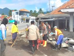 Sinergitas TNI Polri Bersihkan Saluran Air Pasca Banjir di Lumajang