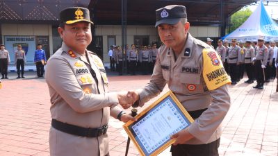 Pimpin Upacara Hari Kesadaran Nasional, Kapolres Ngawi Beri Penghargaan 37 Anggota Berprestasi