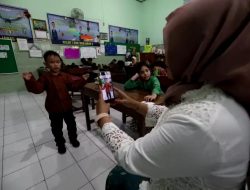 Pakai Baju Adat, Siswa SD di Kediri Antusias Mengikuti Lomba