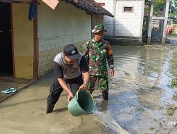 Polisi Bersama TNI dan Warga Gotong Royong Bersihkan Material Luapan Sungai Jurang Dandang di Nganjuk