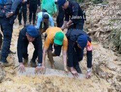 TNI-Polri Bantu Warga Buka Akses Jalan Putus Akibat Longsor