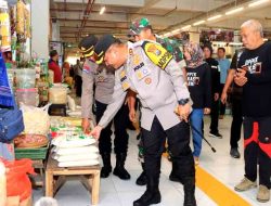 Jelang Lebaran, Kapolres Blusukan ke Pasar Ngawi Cek Ketersediaan Bapokting dan Bagi Sembako