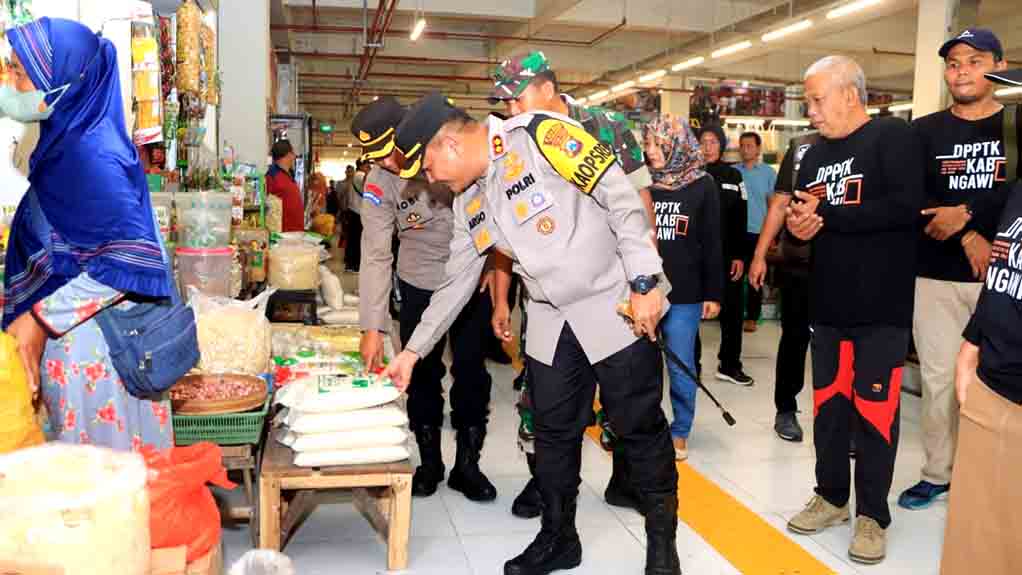 Jelang Lebaran, Kapolres Blusukan Ke Pasar Ngawi Cek Ketersediaan Bapokting Dan Bagi Sembako