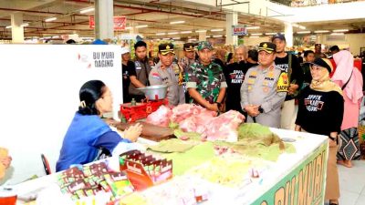 Jelang Lebaran, Kapolres Blusukan Ke Pasar Ngawi Cek Ketersediaan Bapokting Dan Bagi Sembako 2