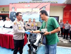 Kapolres Bangkalan Serahterimakan Motor yang Hilang 6 Tahun Silam Kepada Pemiliknya