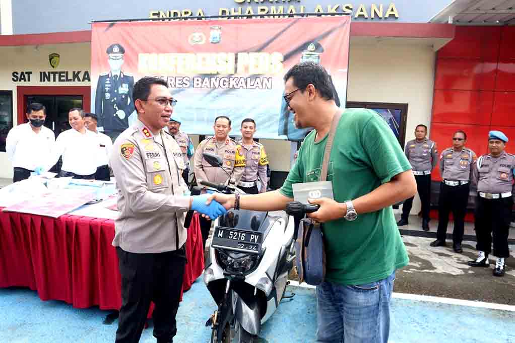 Kapolres Bangkalan Serahterimakan Motor Yang Hilang 6 Tahun Silam Kepada Pemiliknya