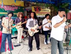 Seniman Kediri Raya (SKR) Bagikan 1500 Ta’jil Untuk Warga Yang Melintas