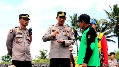 TNI-Polri dan Warga Lumajang Gotong Royong Bangun Jembatan Darurat Pasca Banjir Lahar Dingin Gunung Semeru
