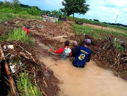 Tumpukan Sampah Sumbat Aliran Sungai Ngampel mojoroto kota kediri