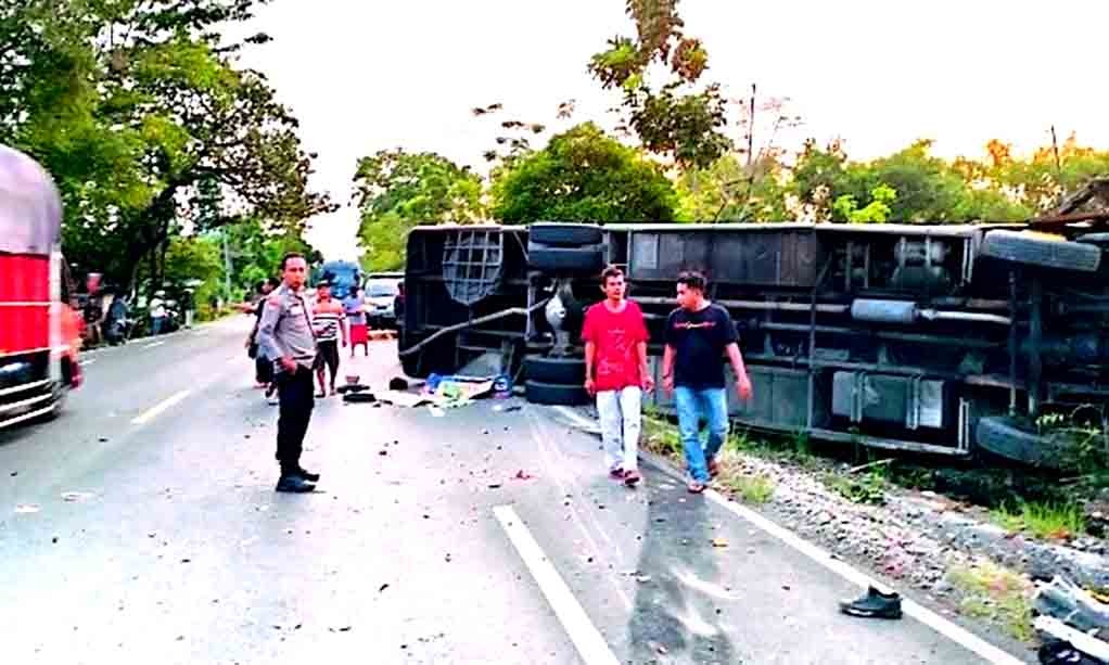 2 Orang Tewas Di Tempat Dalam Kecelakaan Maut , Bus Tabrak Pemotor Di Jalan Raya Baureno