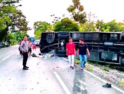 2 Orang Tewas Di Tempat Dalam Kecelakaan Maut , Bus Tabrak Pemotor Di Jalan Raya Baureno