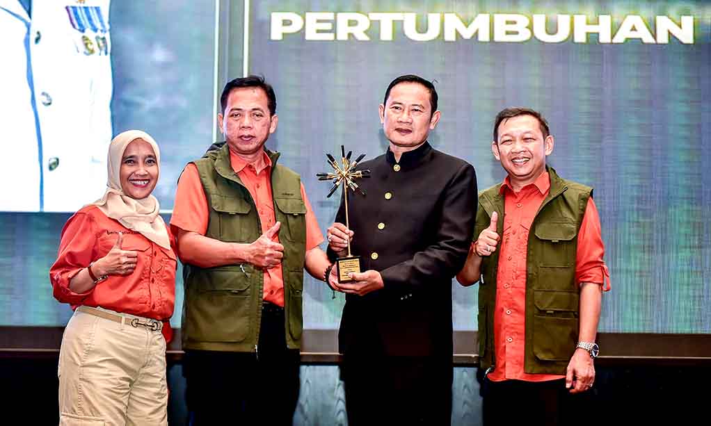 Anugerah Kepala Daerah Penggerak Pertumbuhan Ekonomi Diberika Kepada Bupati Lamongan