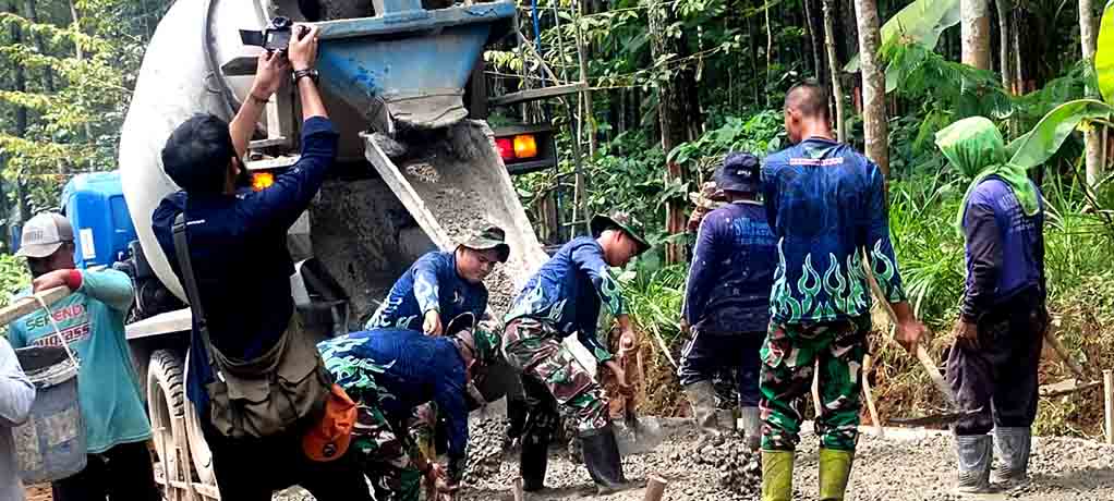Babinsa Sambangi Pembangunan Jalan Melalui Program Tmmd