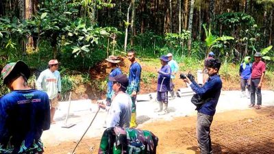Babinsa Sambangi Pembangunan Jalan Melalui Program Tmmd 2