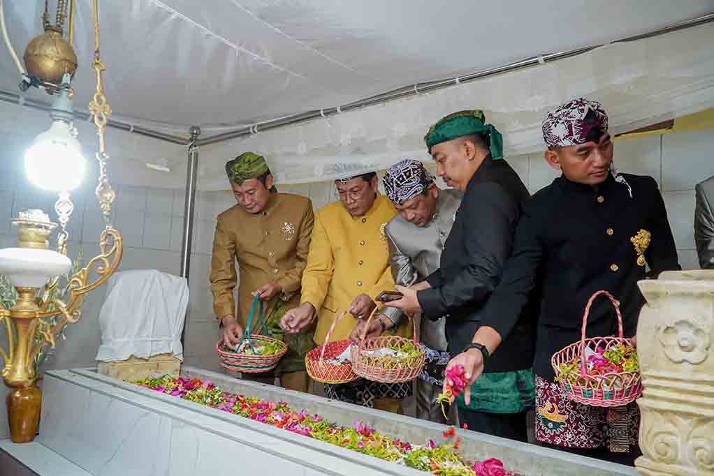 Bupati Lamongan Bersama Forkopimda Ziarah Ke Makam Pionir Kejayaan Lamongan, Sambut Hjl Ke 455