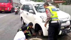 Cepat Dekat Dan Bersahabat Polisi Bantu Pengendara Yang Kesulitan Saat Ban Mobilnya Bocor Di Jalan Raya Lumajang