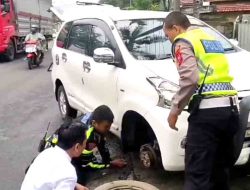 Cepat Dekat dan Bersahabat Polisi Bantu Pengendara yang Kesulitan Saat Ban Mobilnya Bocor di Jalan Raya Lumajang