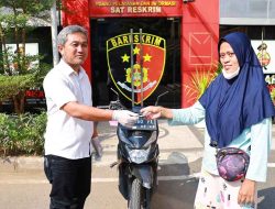 Seorang Emak Merasa Senang, Motornya yang Hilang Ditemukan dan Dikembalikan Polres Tanjungperak
