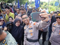 Berbagi Air Minum Saat Aksi Damai Buruh, Kapolres Situbondo Diserbu Emak-Emak Minta Selfie