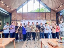 Perayaan May Day, Kapolres Lumajang Ngobrol Santai Bersama Serikat Buruh