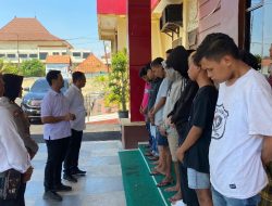 Polisi Beri Pembinaan 8 Pemuda yang Diamankan di Alun – alun Kraksaan