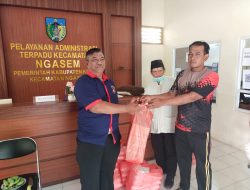 Jum’at Berkah Polsek Ngasem Bagikan Nasi Kotak Kepada Masyarakat