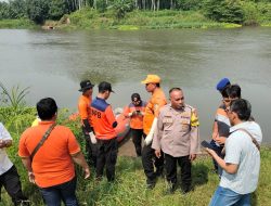 Polisi Bersama Tim Gabungan Berhasil Evakuasi Korban Hanyut di Sungai Brantas Tulungagung